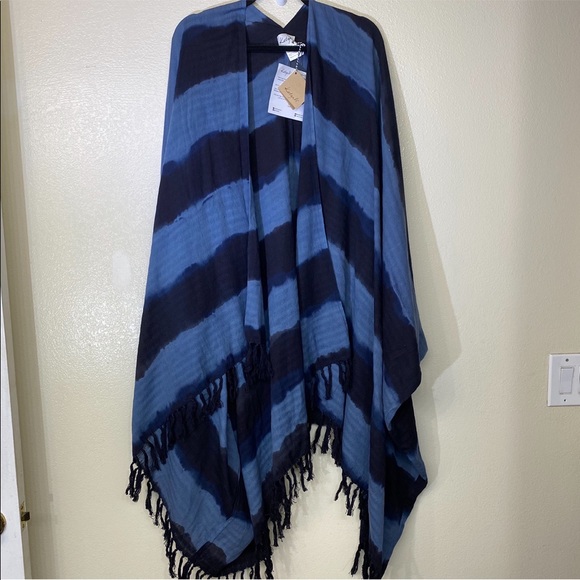 KETZALI MIDNIGHT UTZ PONCHO - Picture 3 of 8